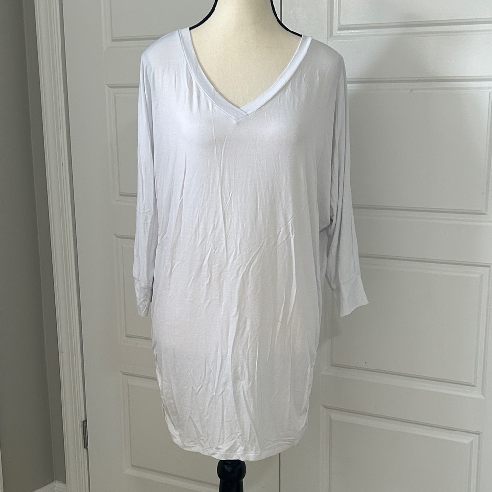 EUC Made by Johnny White V-Neck 3/4 Sleeve Women's Tunic with Side Rouching XL